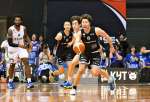 前半、ドリブルでボールを運ぶレブナイズの多田＝西原商会アリーナ