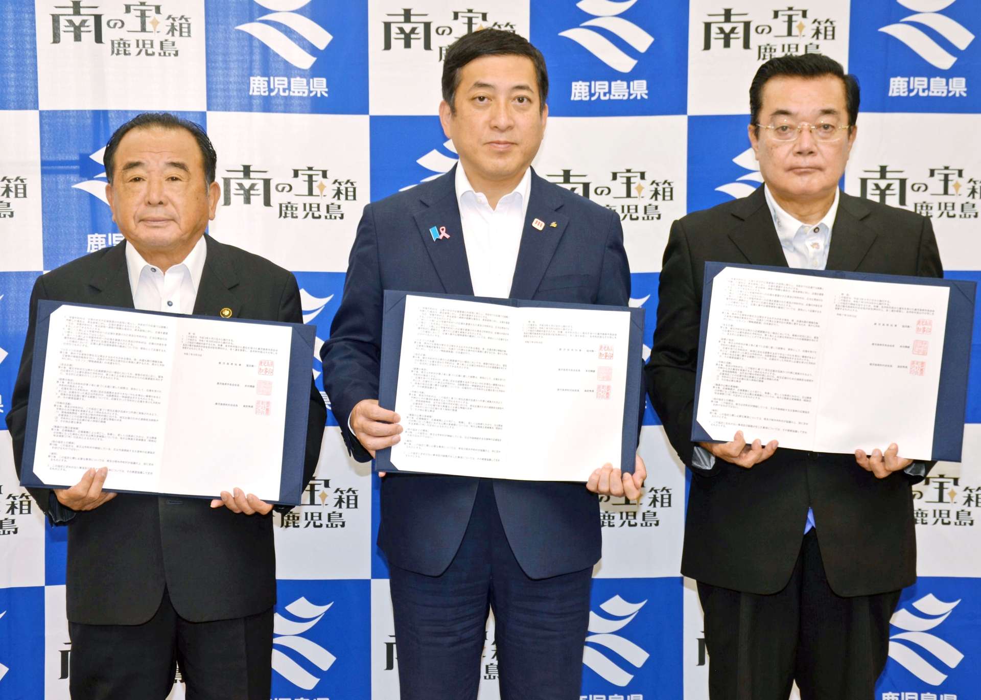 災害時相互応援協定を改定した鹿児島県の塩田康一知事（中央）ら＝２４日、県庁