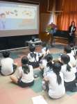 〈別カット〉動画でお金の歴史を学ぶ児童ら＝鹿屋市の大姶良小学校