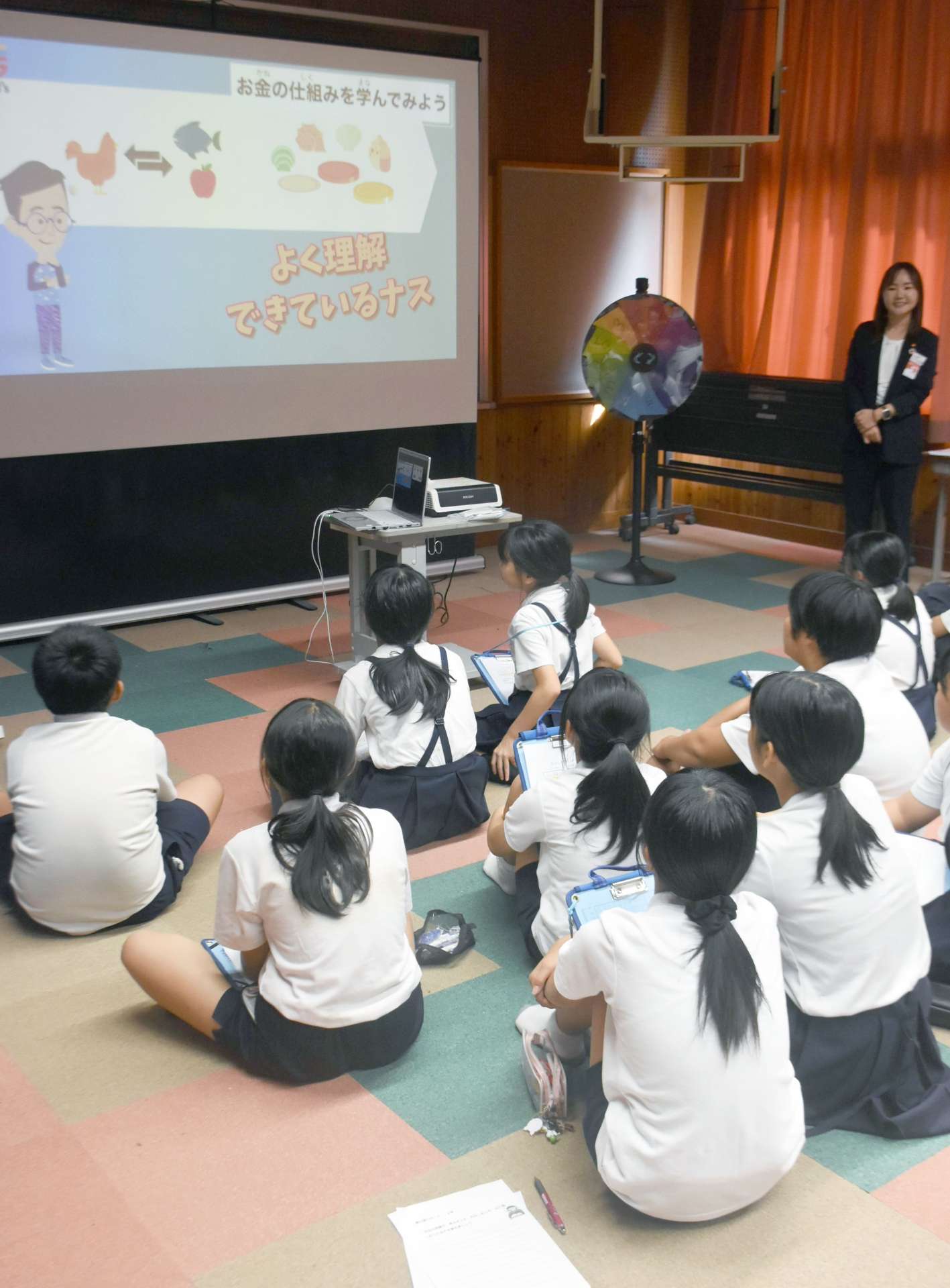 〈別カット〉動画でお金の歴史を学ぶ児童ら＝鹿屋市の大姶良小学校