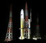 射点についたＨ３ロケット７号機＝２５日午後６時３２分、南種子町の種子島宇宙センター