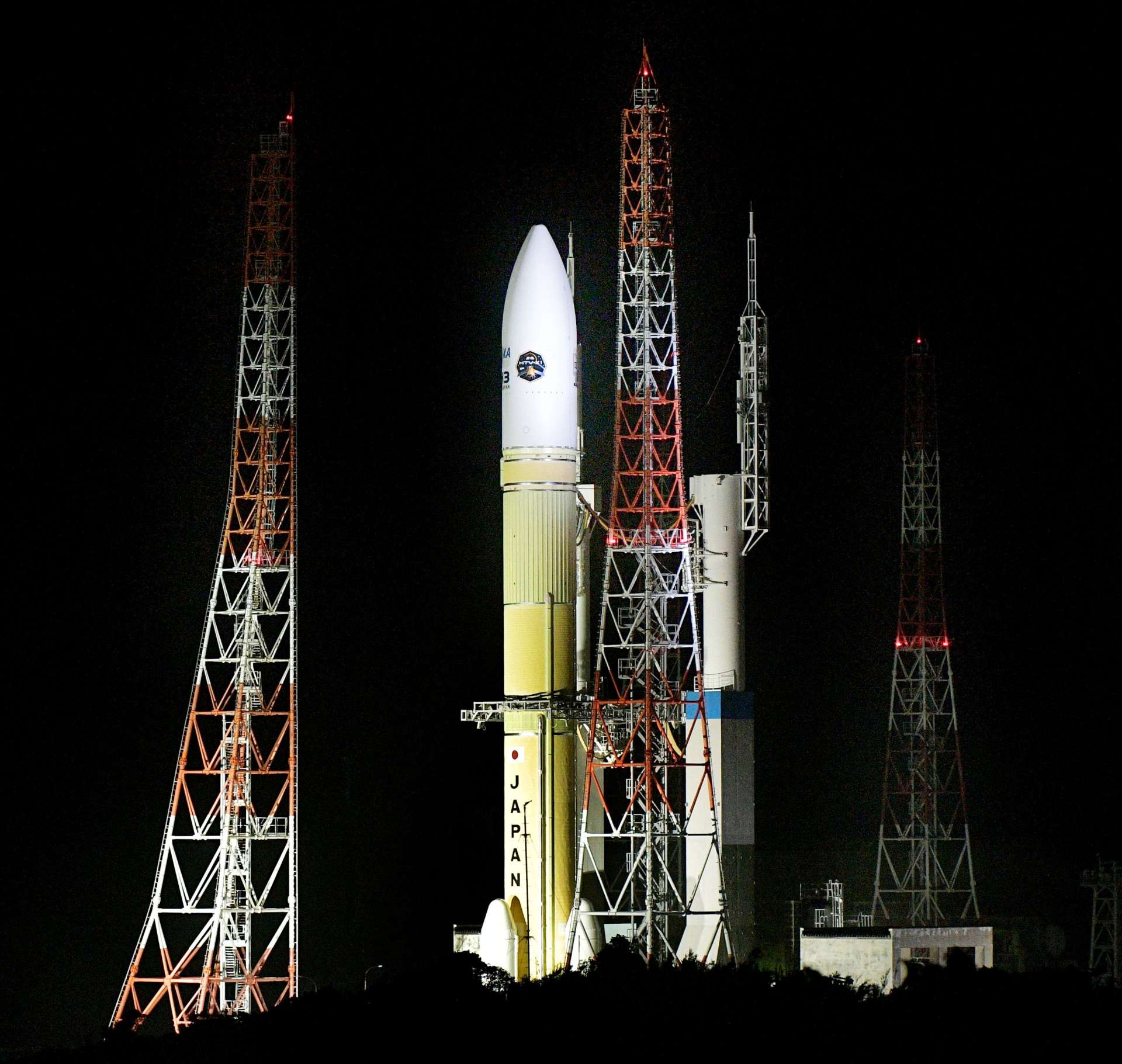 射点についたＨ３ロケット７号機＝２５日午後６時３２分、南種子町の種子島宇宙センター