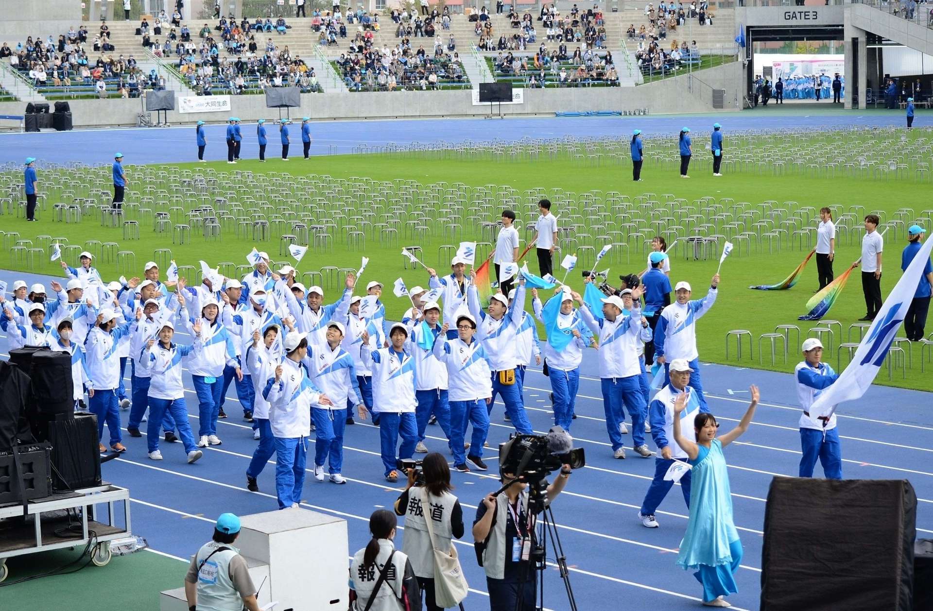 〈別カット〉小旗を振り、堂々と行進する鹿児島県選手団＝２５日、滋賀県彦根市の平和堂ＨＡＴＯスタジアム