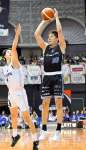 第２クオーター、３点シュートを決めるレブナイズの多田（２０）＝西原商会アリーナ