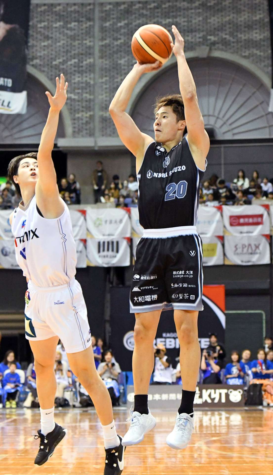 第２クオーター、３点シュートを決めるレブナイズの多田（２０）＝西原商会アリーナ