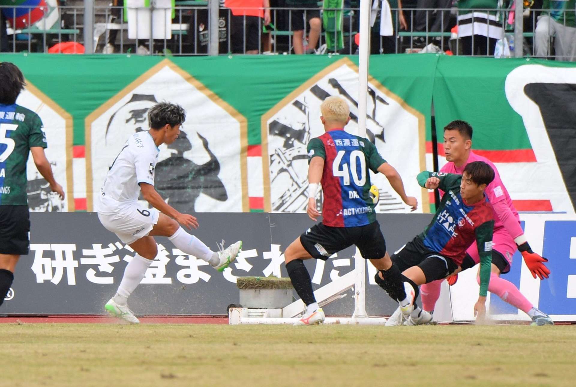 前半１２分、先制点を決める鹿児島ＵのＭＦ渡邉＝岐阜市の長良川競技場