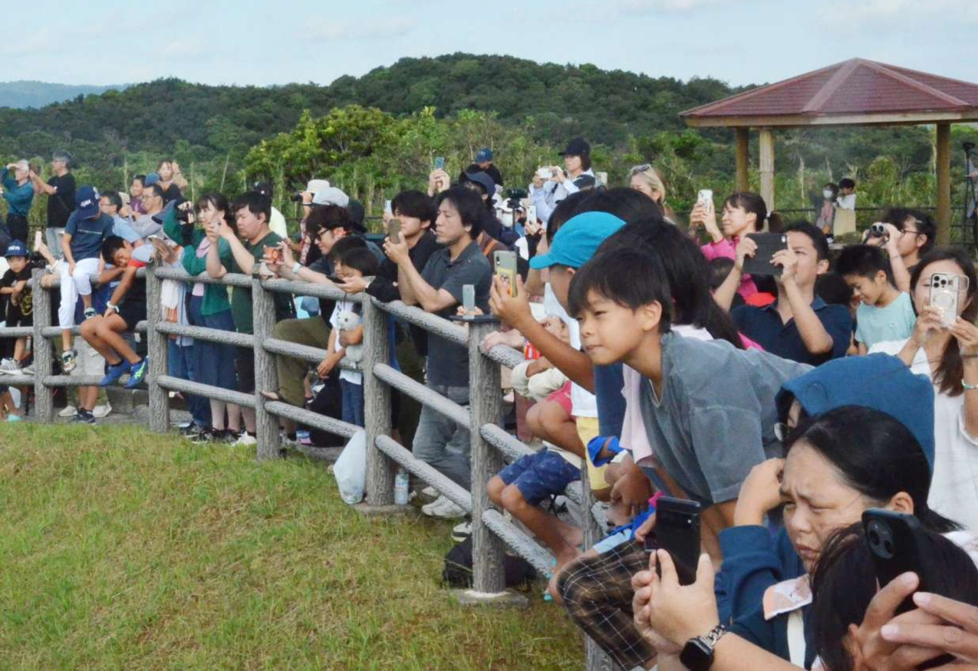 Ｈ３ロケット７号機の打ち上げを見守る見学客＝２６日、南種子町の恵美之江展望公園