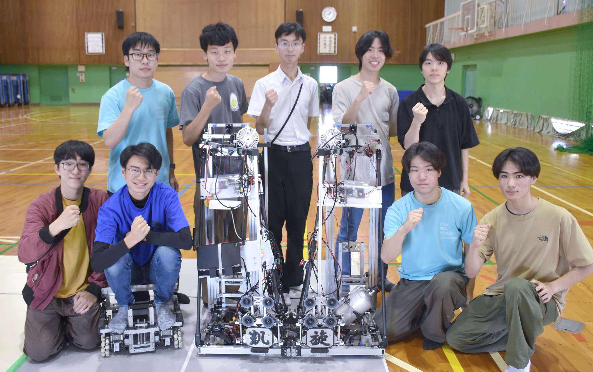 ロボコンの全国大会に出場する鹿児島工業高等専門学校メカトロニクス研究部のメンバー＝霧島市の鹿児島工業高等専門学校