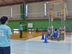 箱を積み上げてゲートを作るロボット＝霧島市隼人町真孝の鹿児島工業高等専門学校
