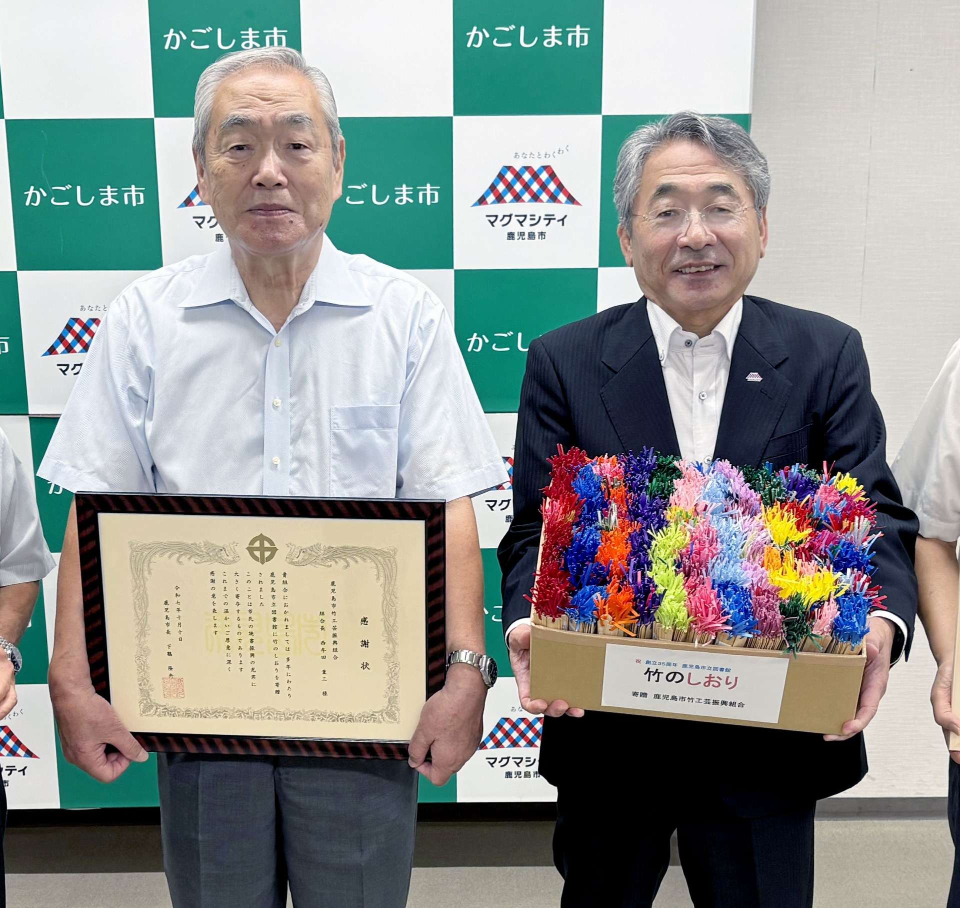 鹿児島市竹工芸振興組合からの竹のしおりを受け取る原之園哲哉（右から２人目）＝１０日、鹿児島市山下町の市教育総合センター