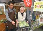 ゆうゆうカフェの利用者と共に働く新鮮倶楽部おおやまの酒匂和之さん（左）＝２２日、錦江町城元