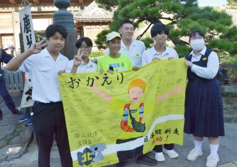 日本縦断ランを完走した岩元みささん（左から３人目）と谷山北中学校の生徒＝２６日、鹿児島市城山町
