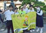 日本縦断ランを完走した岩元みささん（左から３人目）と谷山北中学校の生徒＝２６日、鹿児島市城山町