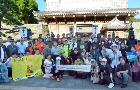 日本縦断ランを完走した岩元みささんと支援者＝２６日、鹿児島市城山町