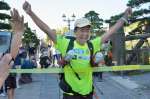 日本縦断ランを完走し、ゴールする岩元みささん＝２６日、鹿児島市城山町
