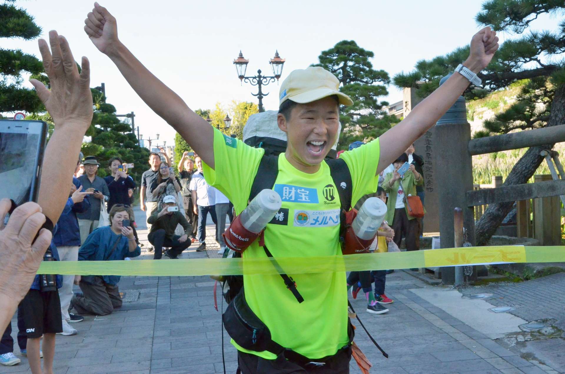 日本縦断ランを完走し、ゴールする岩元みささん＝２６日、鹿児島市城山町