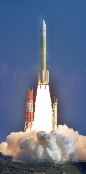 「ＨＴＶ－Ｘ」１号機を搭載し上昇するＨ３ロケット７号機＝２６日午前９時、南種子町の種子島宇宙センター