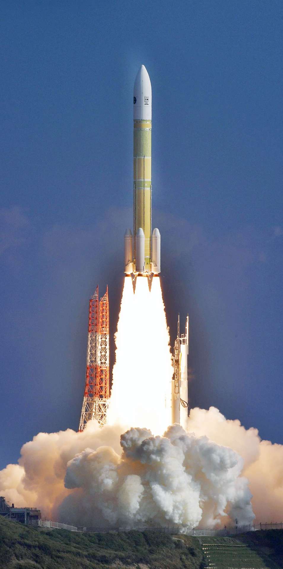「ＨＴＶ－Ｘ」１号機を搭載し上昇するＨ３ロケット７号機＝２６日午前９時、南種子町の種子島宇宙センター