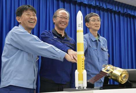 Ｈ３ロケット打ち上げ後の会見を終え、笑顔を見せる各部門のプロジェクトマネージャ＝２６日、南種子町の種子島宇宙センター