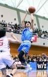 第２クオーター、れいめいの平川がシュートを決める＝サンアリーナせんだい