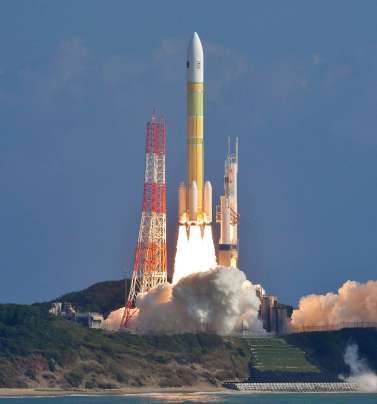 「ＨＴＶ－Ｘ」１号機を搭載し上昇するＨ３ロケット７号機＝２６日午前９時、南種子町の種子島宇宙センター
