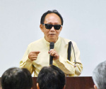 視覚障害への正しい理解を講演で訴える松永信也さん＝薩摩川内市のセントピア