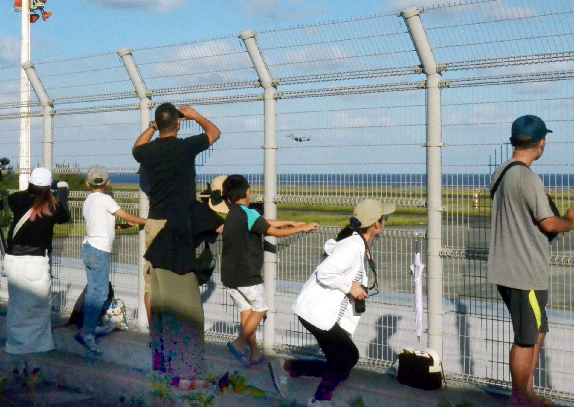 民間空港での戦闘機の離着陸訓練を見に訪れた家族連れら＝２６日、奄美市笠利の奄美空港