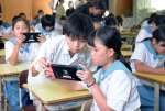 Ｎｉｎｔｅｎｄｏ　Ｓｗｉｔｃｈを使ってプログラミングを学ぶ児童＝志布志市の志布志小学校