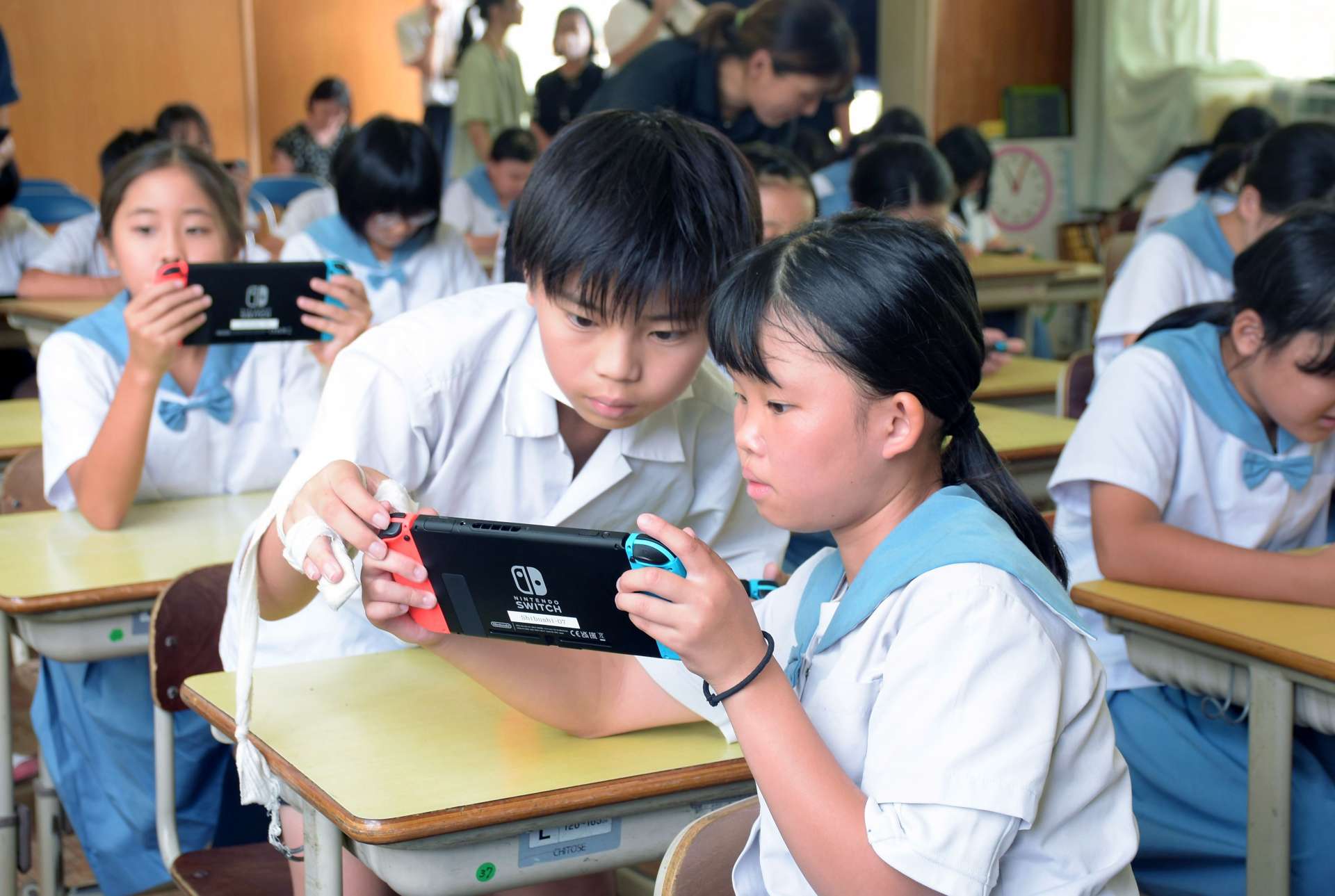 Ｎｉｎｔｅｎｄｏ　Ｓｗｉｔｃｈを使ってプログラミングを学ぶ児童＝志布志市の志布志小学校