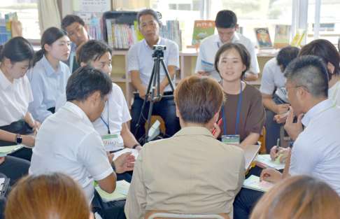 子どもから教諭が学んだことを話す授業協議会＝曽於市の柳迫小学校