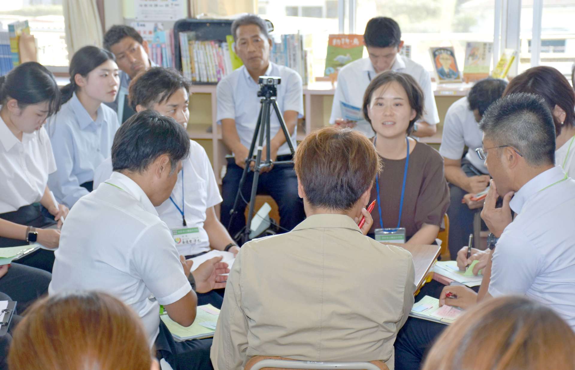 子どもから教諭が学んだことを話す授業協議会＝曽於市の柳迫小学校
