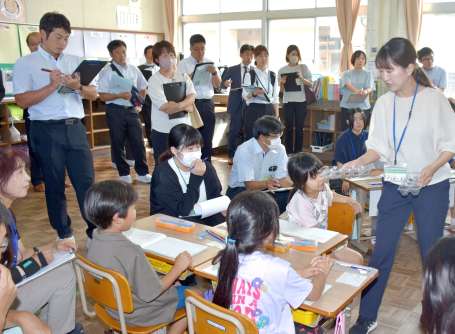 １年の算数の授業を参観する教諭ら＝曽於市の柳迫小学校