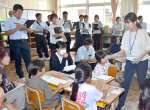 １年の算数の授業を参観する教諭ら＝曽於市の柳迫小学校
