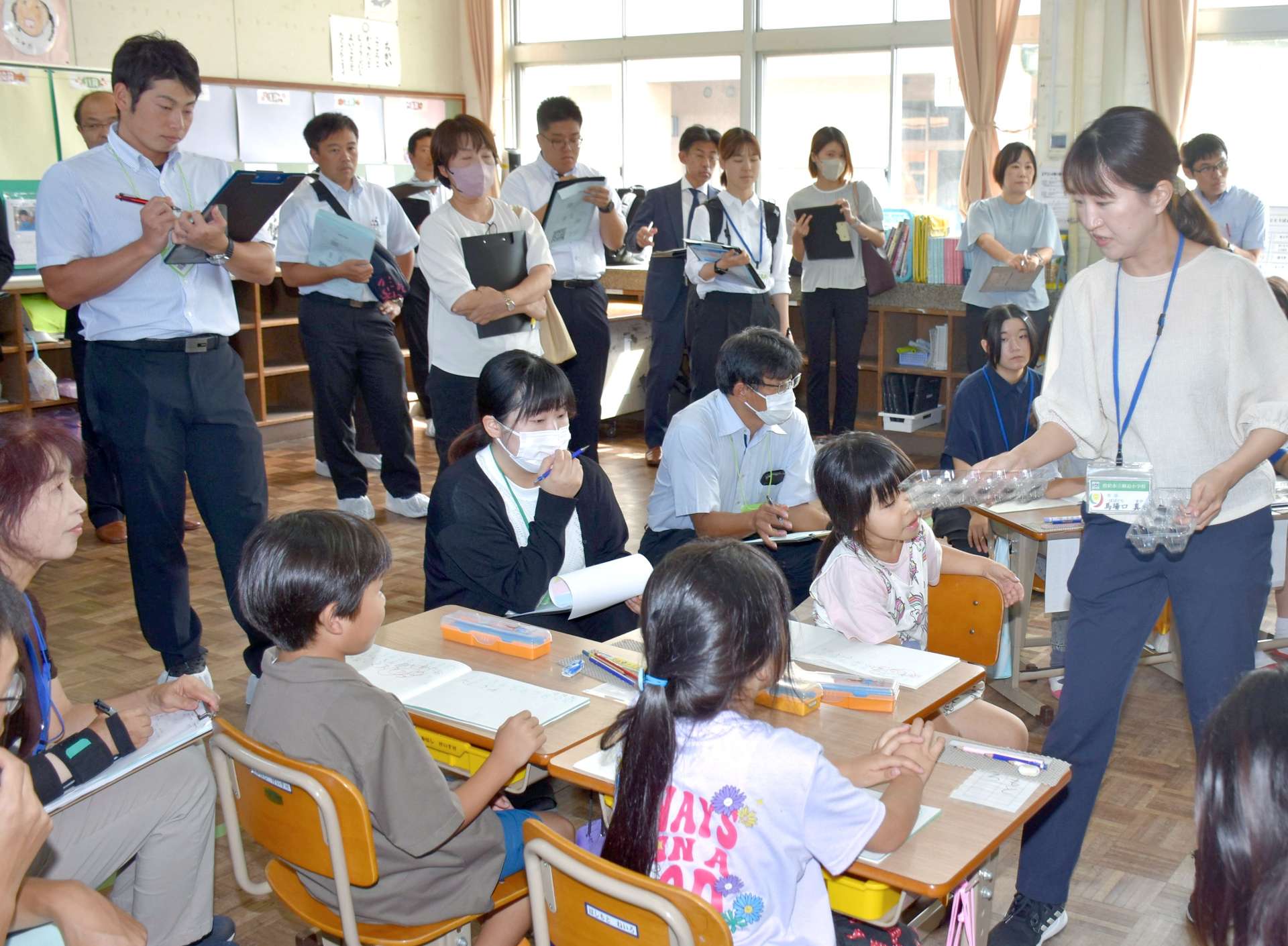 １年の算数の授業を参観する教諭ら＝曽於市の柳迫小学校