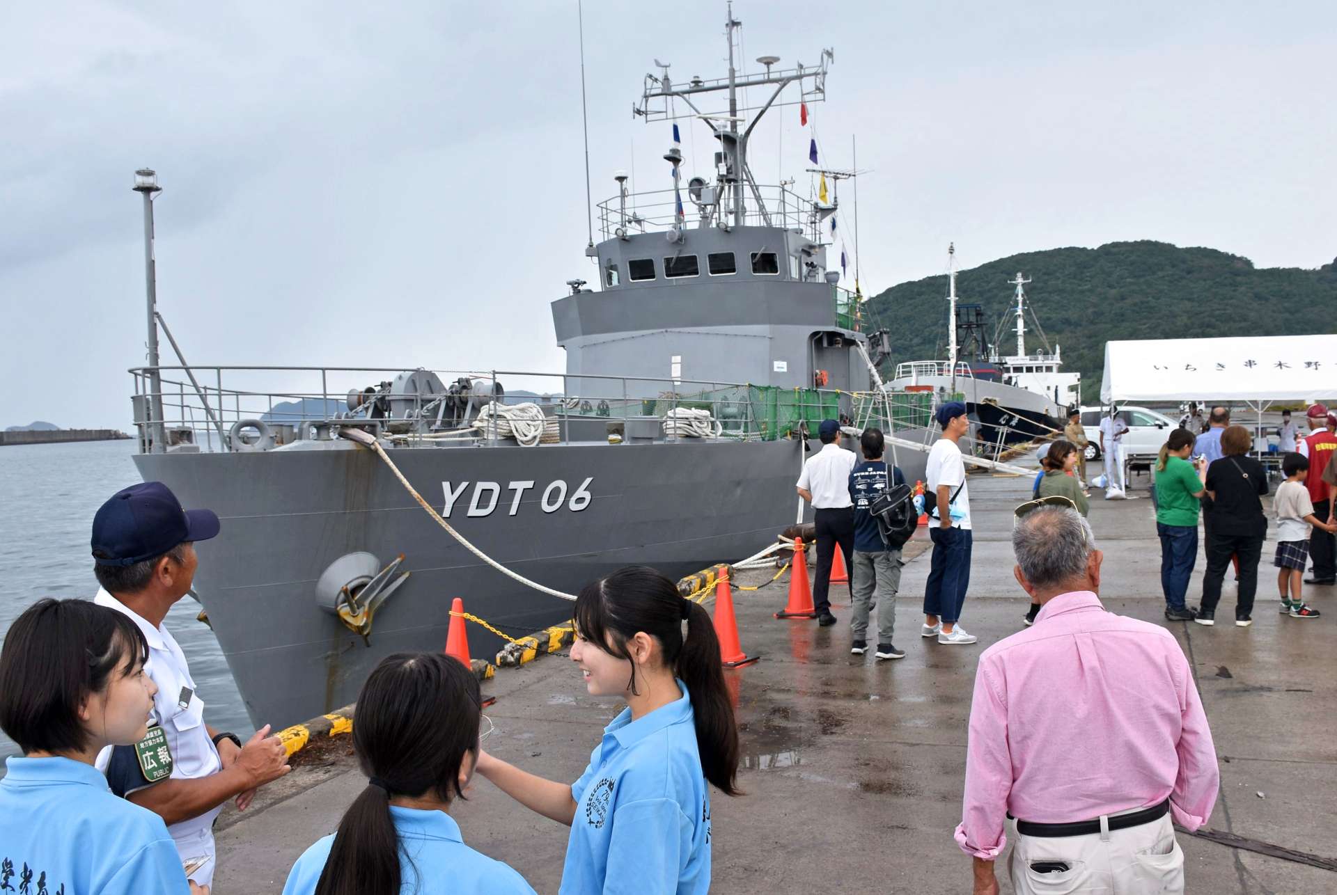 一般公開された海上自衛隊の水中処分母船６号＝いちき串木野市の串木野新港