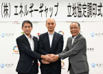 立地協定を結んだ郭海彬社長（中央）と椎木伸一市長（右）＝２７日、出水市役所