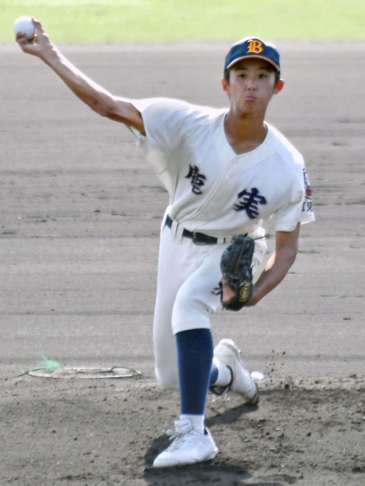 ７回途中まで無失点に抑えた鹿実のエース中村＝宮崎市のひなたひむかスタジアム
