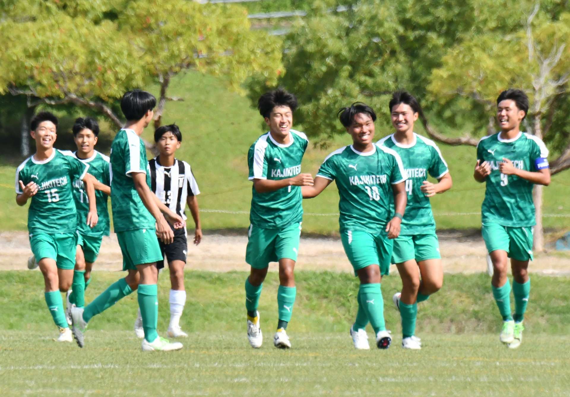 先制点を決め喜ぶ加治木工イレブン＝丸山公園芝コート
