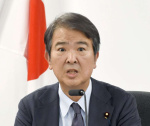 記者の質問に答える石原宏高環境相＝２７日、環境省