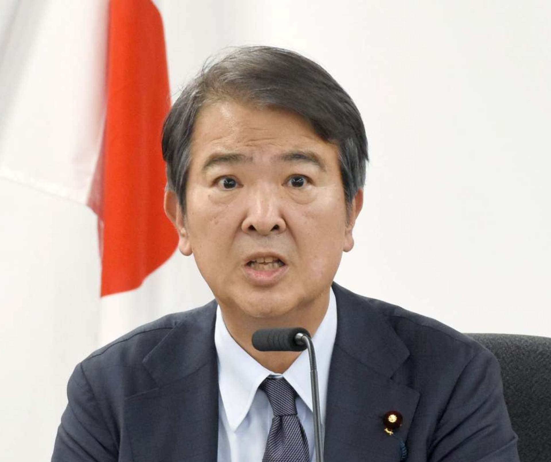 記者の質問に答える石原宏高環境相＝２７日、環境省