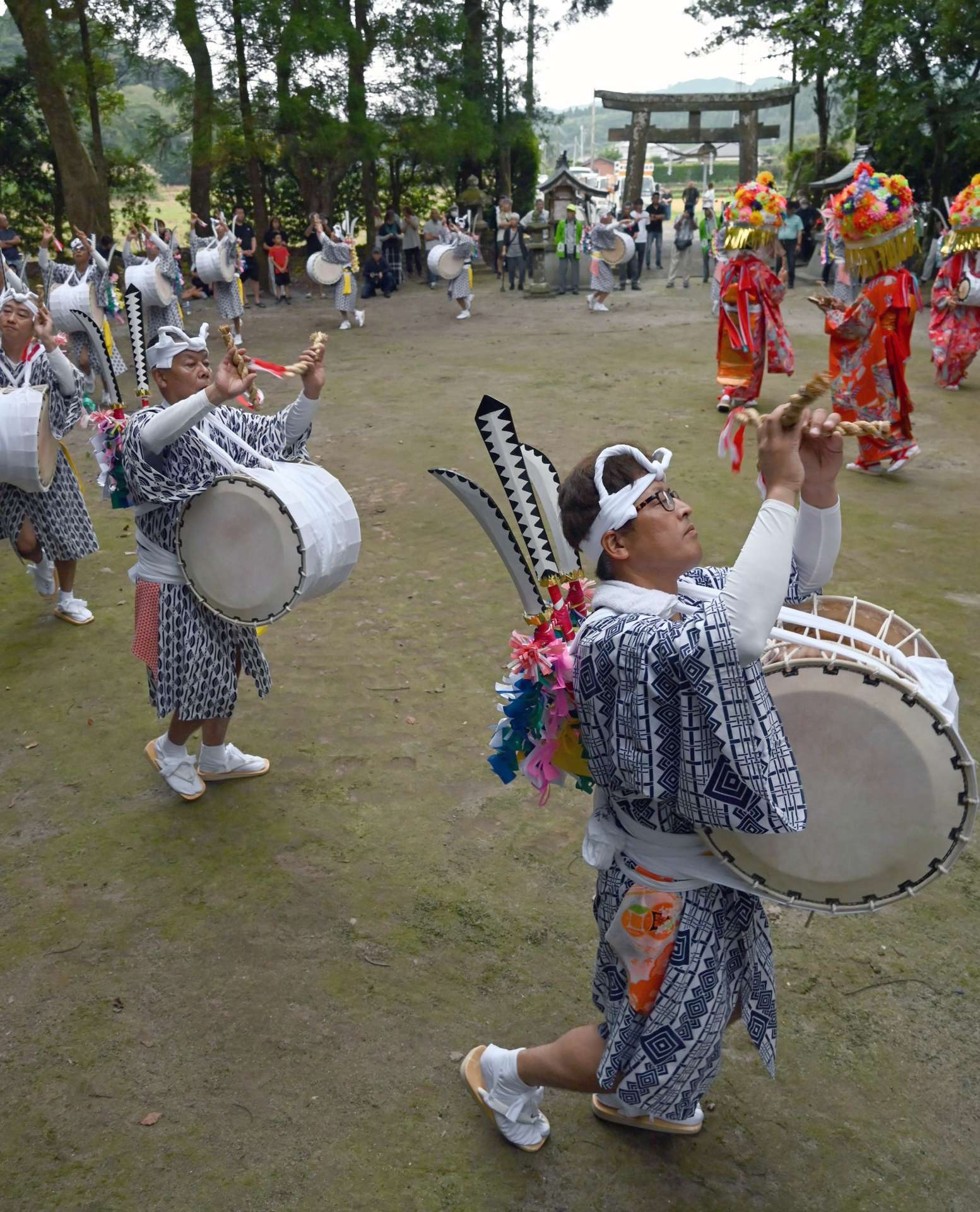 帰陣のしなやかな動きを表現する下山田東区太鼓踊り＝南九州市川辺の竹屋神社