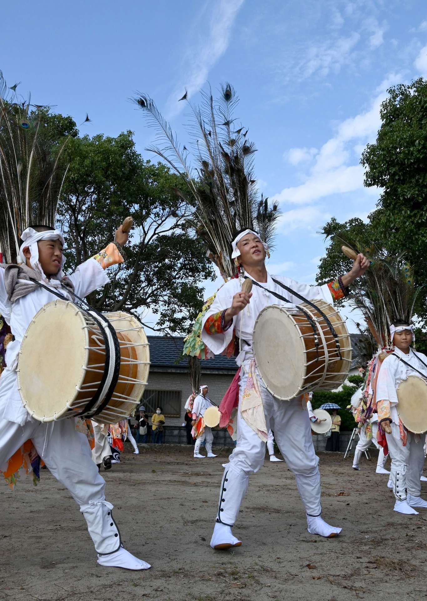 優雅な動きを見せる小湊中央太鼓踊り＝南さつま市の小湊寄木八幡神社