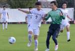 前半、球際で競り合うサッカー鹿児島チームのＦＷ海老原蓮＝２７日、滋賀県守山市の野洲川歴史公園サッカー場