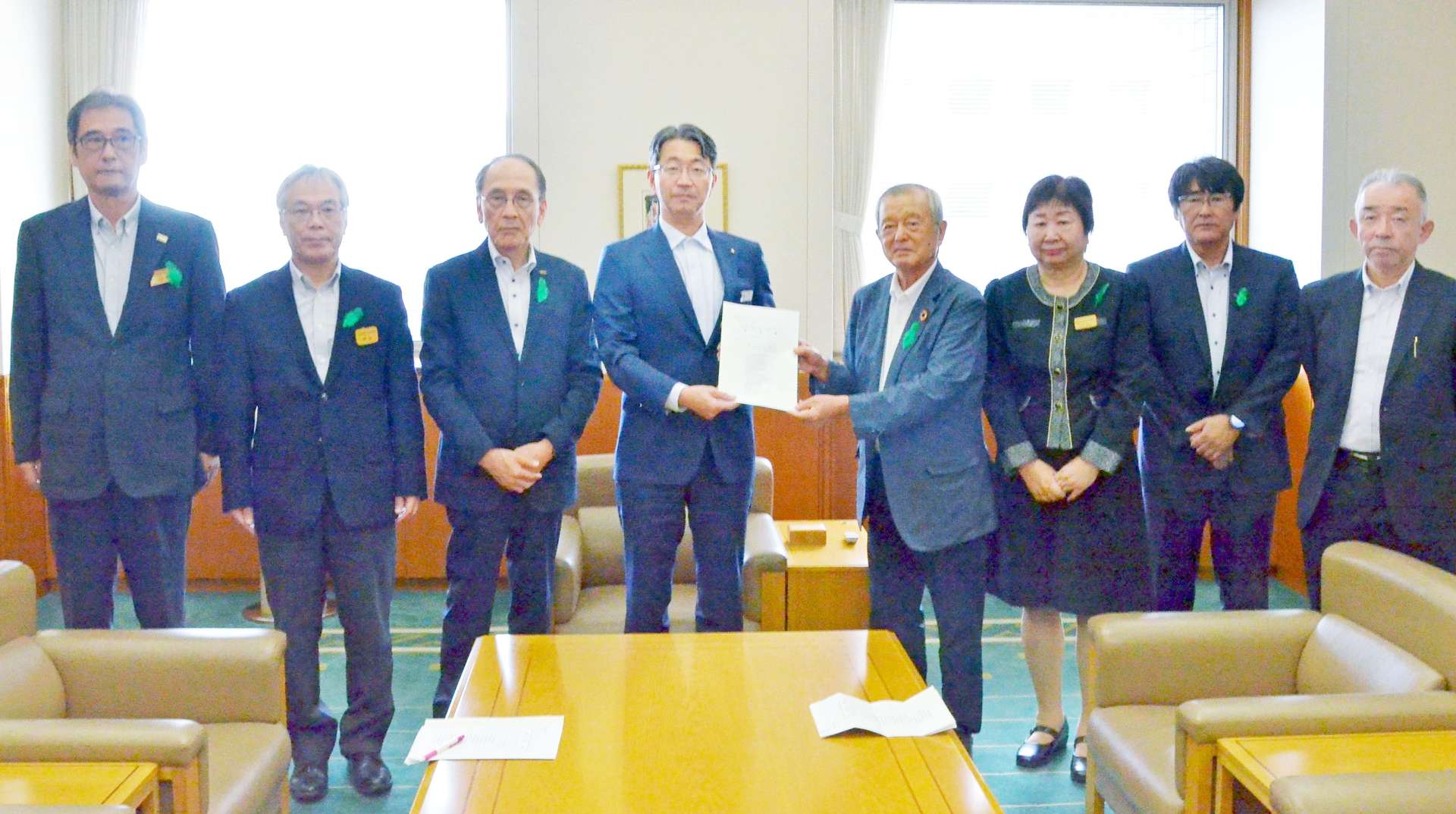 森林整備事業の推進などを盛り込んだ要望書を寺田雅一副知事に手渡した鹿児島県林業会議の柴立鉄彦会長（右から４人目）ら＝２７日、【預Ｓ注意】鹿児島【預Ｅ注意】県庁
