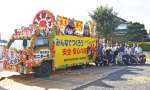 弥五郎どん祭りなどをＰＲする花車＝２７日、曽於市大隅
