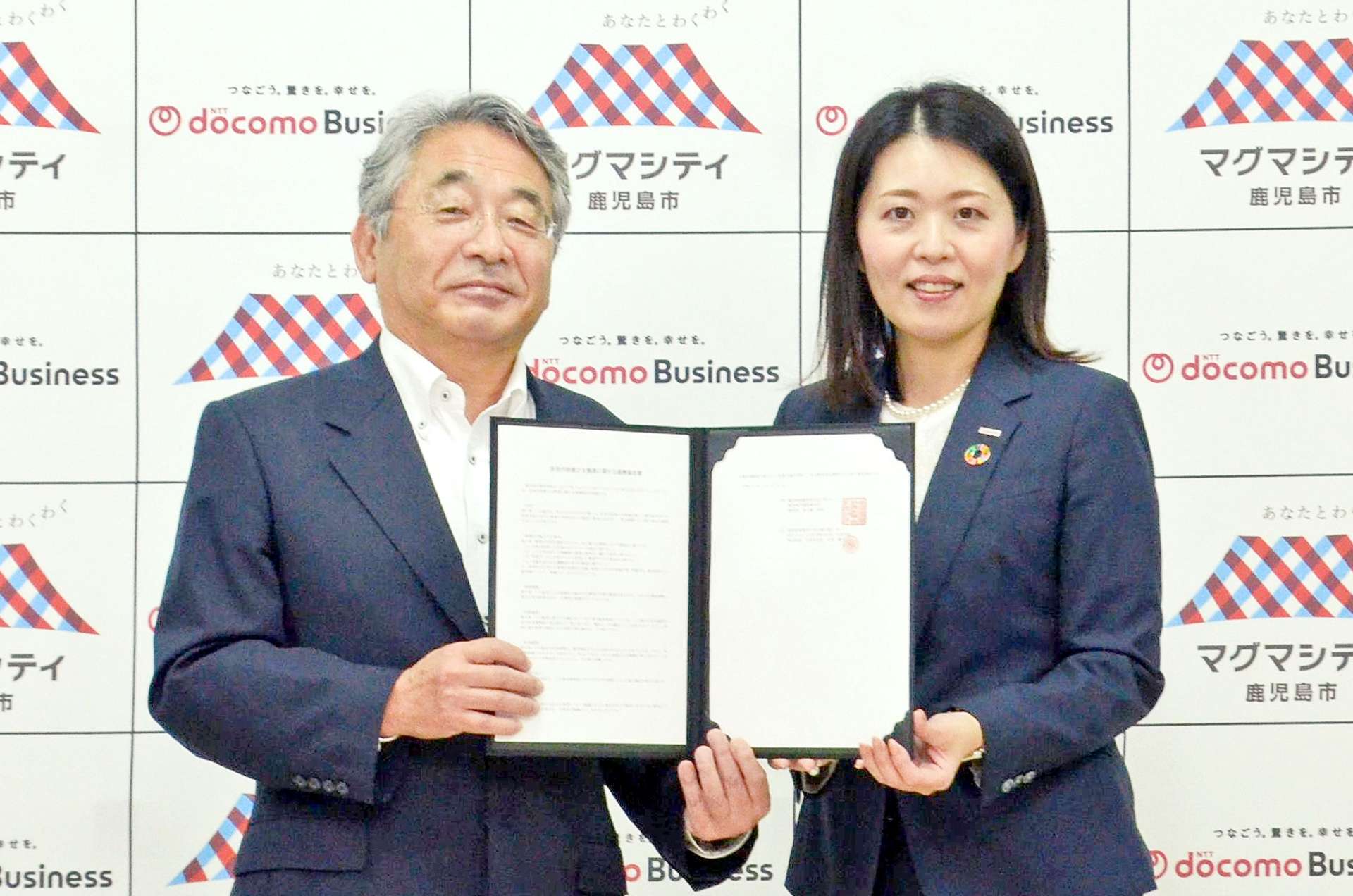 次世代校務ＤＸに向け連携協定を結んだ鹿児島市の原之園哲哉教育長（左）とＮＴＴドコモビジネスの吉田優子九州支社長＝２１日、鹿児島市の山下小学校