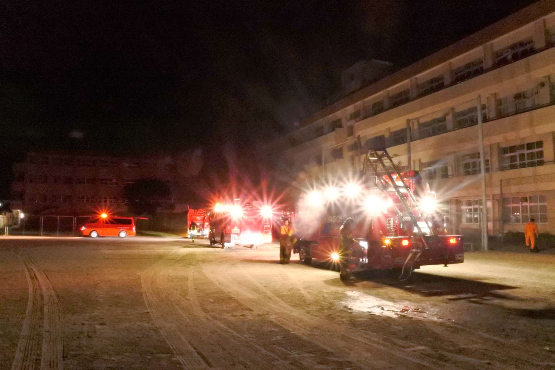 消火活動する消防隊員ら＝２８日午後８時半ごろ、鹿児島市西陵５丁目の西陵中学校