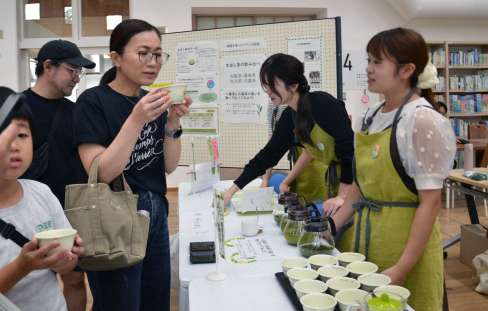 アボカドリーフ茶を試飲する来場者＝鹿児島市のかごしま環境未来館