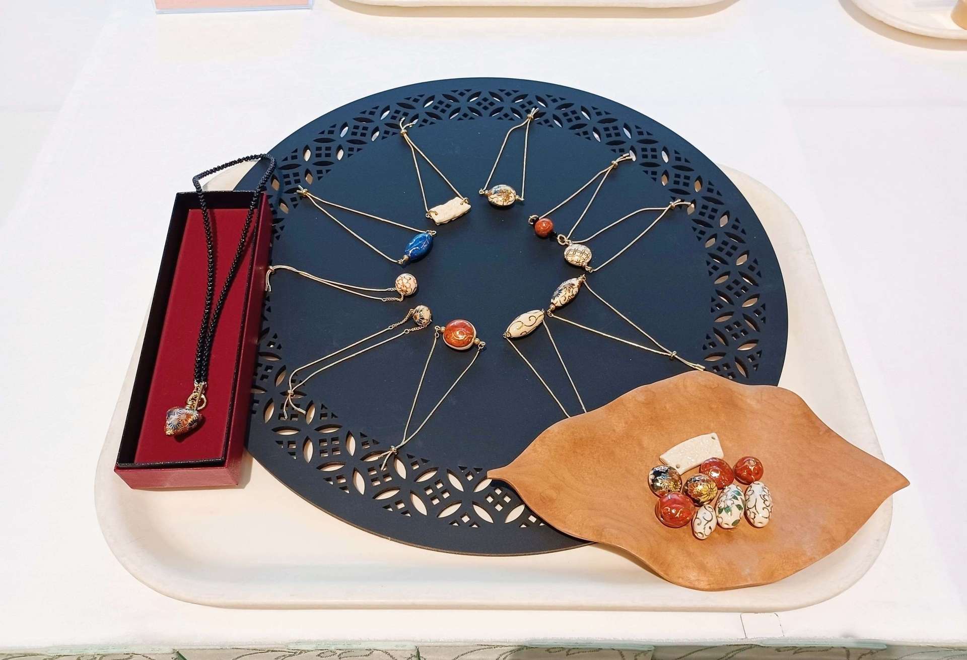 工芸・生活用品部門で県知事賞に選ばれた「薩摩焼ブレスレットｂｉｊｏｕ」