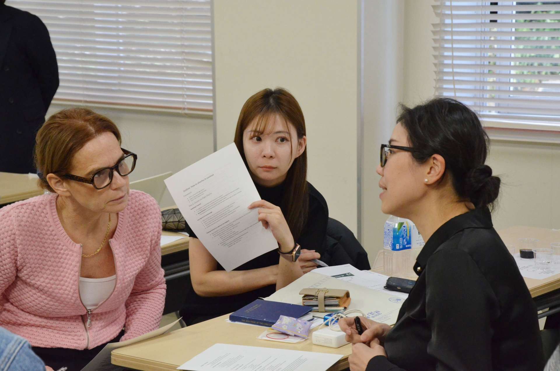 焼酎について意見を交わす「鹿児島焼酎アカデミー」の参加者＝２８日、鹿児島市の鹿児島大学